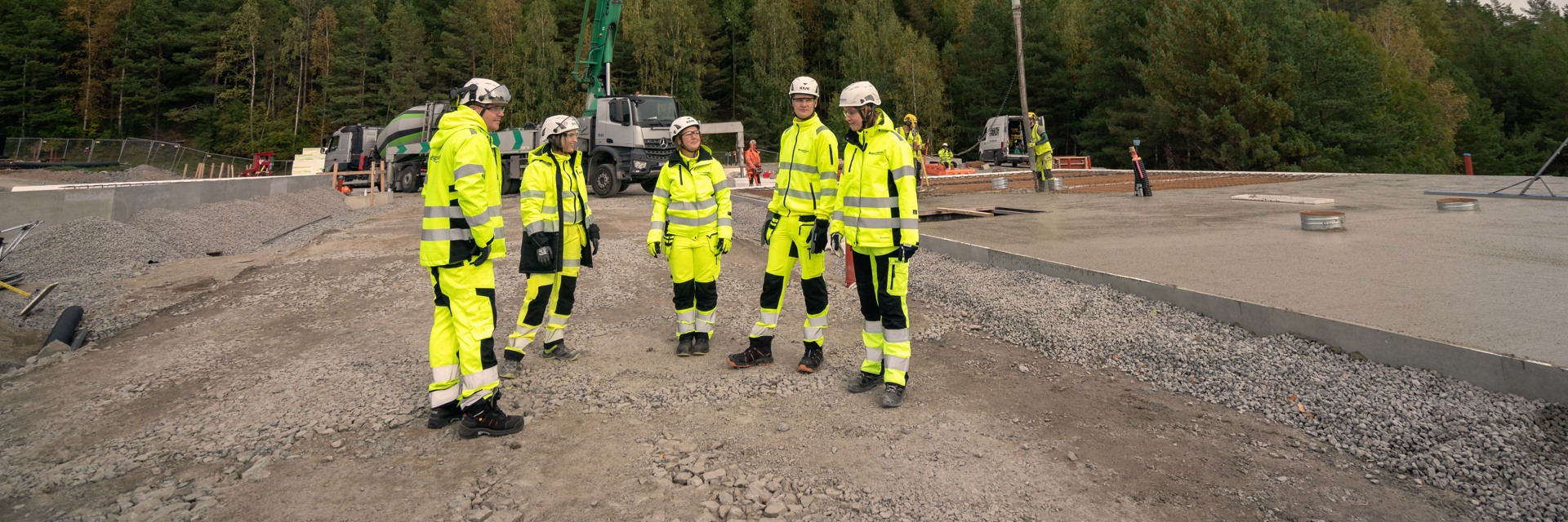 Medarbetare på Heidelberg Materials Betong Sverige står och pratar