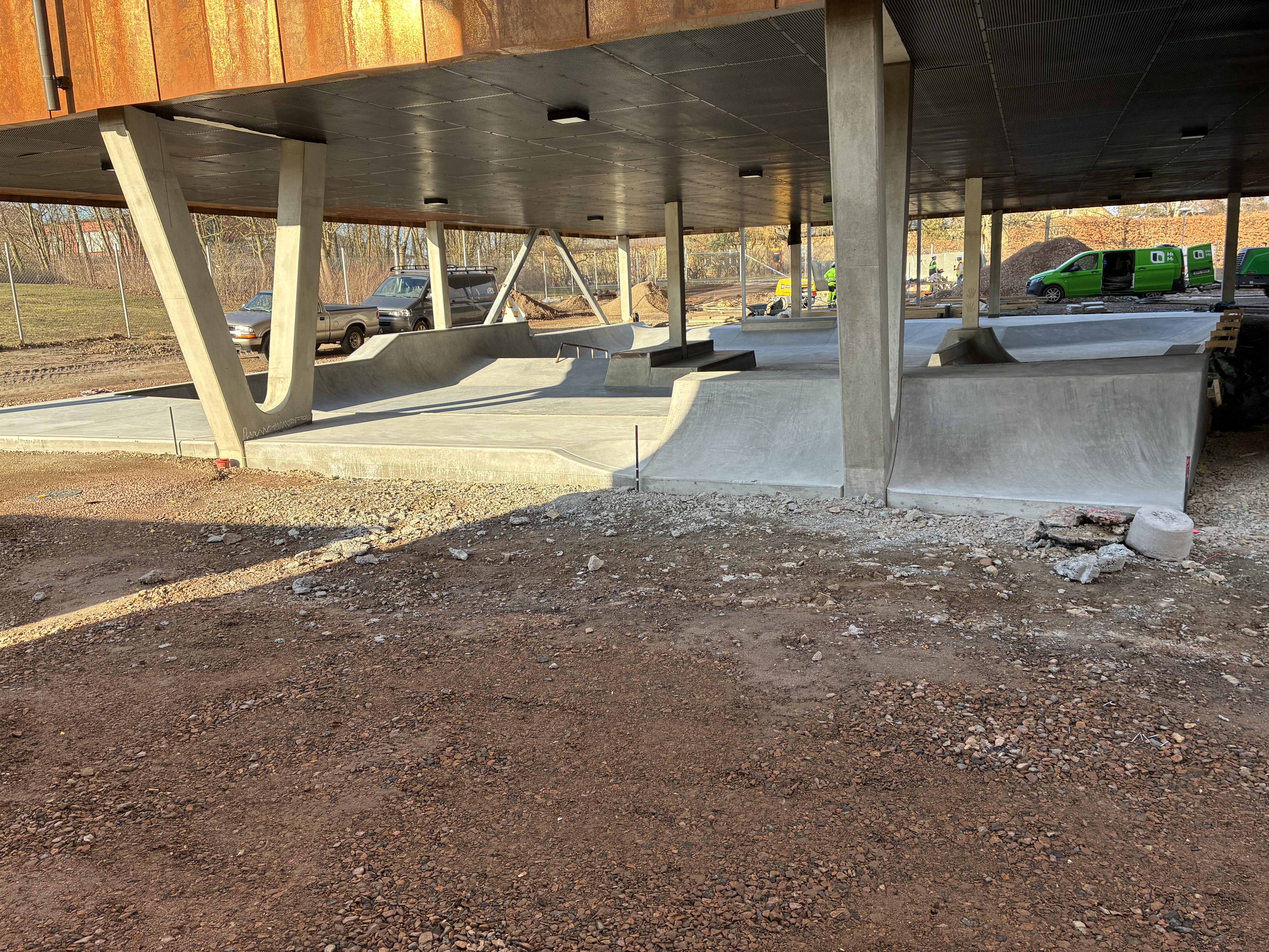 Betongkonstruktion med pelare och nygjuten yta på en byggarbetsplats.