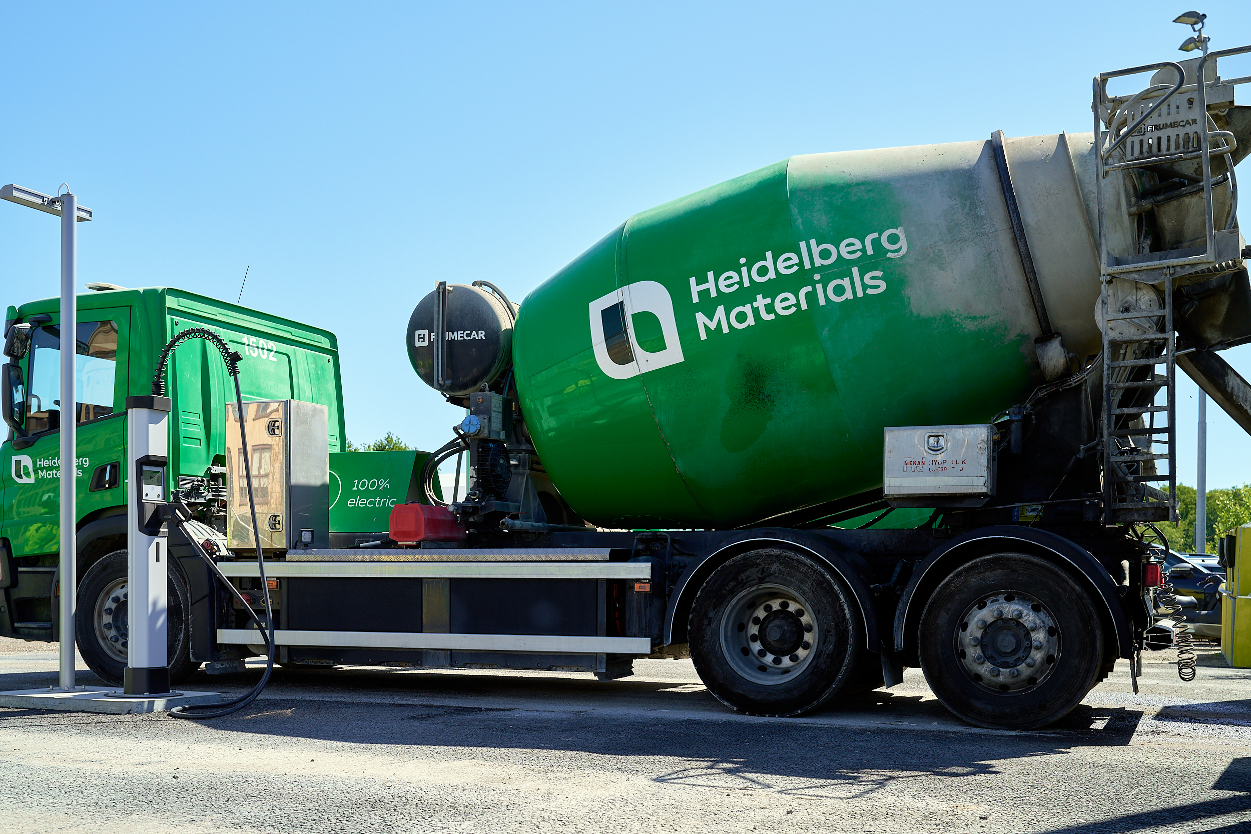 Betongbil med Heidelberg Materials logotyp vid en betongfabrik.
