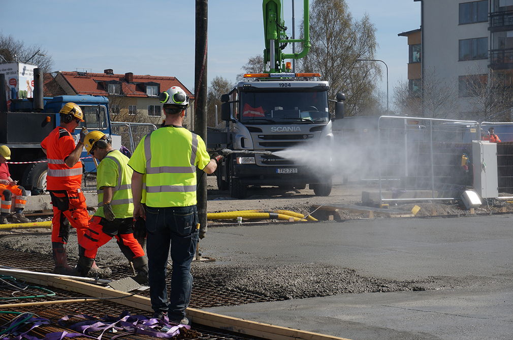 Genom att sköta efterhärdningen av din betongyta kan du i de flesta fall undvika krympsprickor helt.  Det finns några saker du kan göra, bland annat: • Täcka direkt efter gjutning • Tillföra vatten genom dimma med högtrycksspruta • Om möjligt skydda mot solinstrålning som värmer upp och torkar ur betongytan